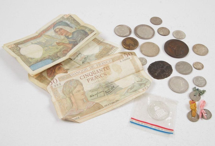 LOT DIVERS
Fort lot d’environ 280 monnaies françaises et étrangères principalement XIXe et XXe siècle.
Argent et métaux divers.
États divers.
On joint quatre billets français. XXe siècle.
