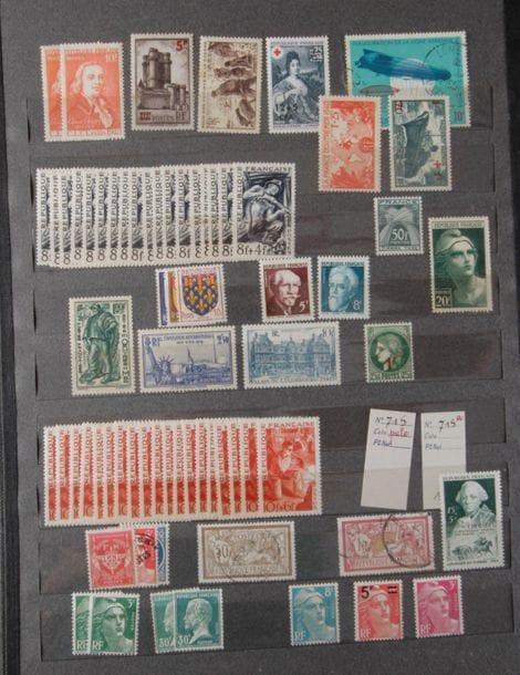[TIMBRES] FRANCE PRINCIPALEMENT

Bon ensemble dans 2 albums dont Anciens ; n° 33 ; 1 page de 30 Essais ; Demi-Modernes dont 24 2F Semeuse en blocs ** ; quelques Colonies dont 2 lettres Poste Aérienne de Syrie et TAAF (Poste Aérienne n° 1 et n° 2) et divers en quantité après 1940.