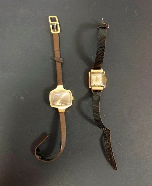 2 montres bracelet de dame, cadran en or (18K). Poids brut : 30,5 g