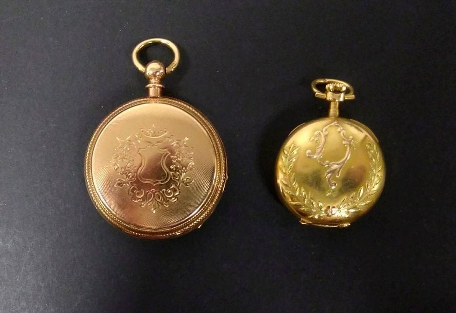 1 montre de poche en or (18K) et 1 montre de col en or (18K). Poids brut : 47,1 g
On joint une clef.