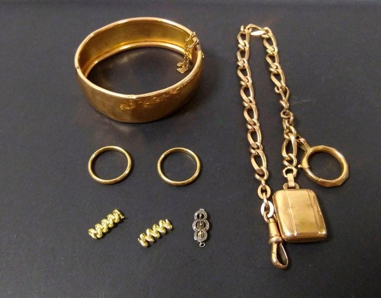 Lot of jewels and gold breakage (18K). Weight: 64.6 g
One rigid bracelet, one watch chain bracelet with opening frame pendant (glass), 2 wedding rings, bris.
A platinum and diamond necklace clasp is attached. Gross weight: 1 g