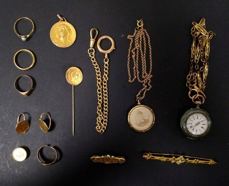 Lot de bijoux en or (majoritairement 18K). POIDS BRUT : 40,6 g 
Une borche barrette avec perle, un pendentif cadre sur une chaine, une alliance et 3 bagues, une petite chaine de montre, parure de pièces (22K) montées (B.0 et bouton de col (14K)).

On joint une petite montre gousset en or (16K) et métal, argentée. Poids brut : 22,7 g  

et une chaine de montre et une médaille religieuse en métal, une broche "bébé" (or & cuivre) et une pièce de 5 Francs monté sur une épingle en cuivre.