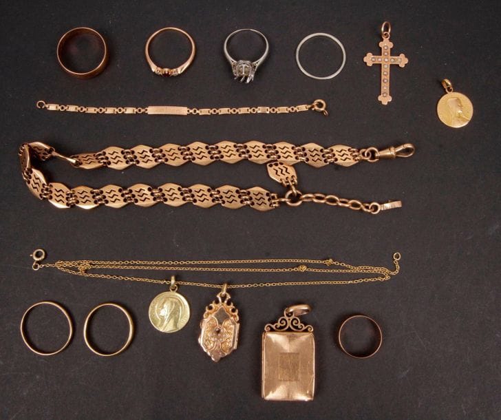 Lot de bijoux en or. Poids brut : 78,4 g
1 collier, 1 chaine, 1 gourmette, 4 alliances, 1 bague avec pierre rouge, 2 médailles de vierge, une croix avec perles, 2 pendentifs souvenir photo (verres).
On joint une monture de bague en platine. Poids: 3,11g
