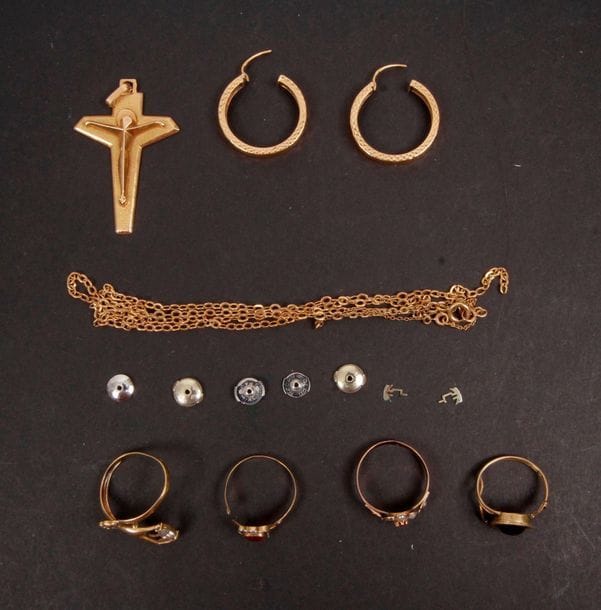 Lot de bijoux en or (18K) Poids brut : 25,1 g
1 pendentif croix, 1 paire de créoles, 4 bagues avec pierres. Bris d'or joints.