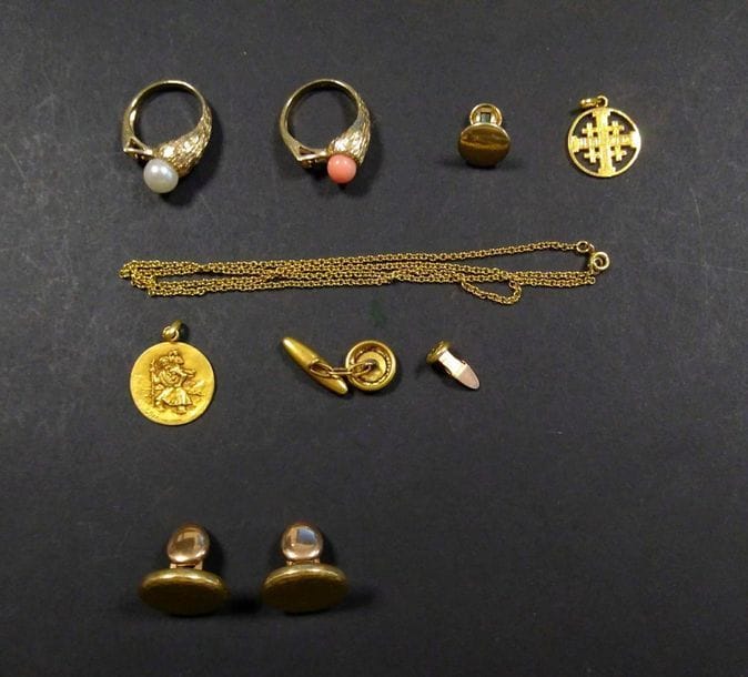 Lot d'or (18K). Poids : 30,4 g
3 boutons de manchettes, 1 bouton de col, 1 médaille de St Christophe et une chaîne accidentée.

On joint 1 médaille de Jérusalem et 2 bagues en or (14K) serties de perles. Poids brut : 12,2 g  On joint un bouton de col en métal.