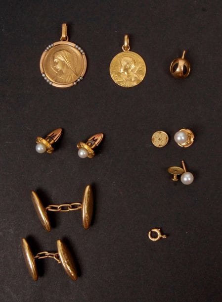 Lot de bijoux en or (majoritairement 18K). Poids brut : 18,4 g
2 médailles religieuses, une paire de boutons de manchette, une paire de boucle d'oreilles et de boutons de col avec perles, des bris d'or.