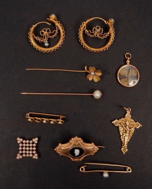 Lot de bijoux en or (majoritairement 18 K).Poids: 28,3 g
4 épingles et broches avec perlettes, une paire de BO avec perlettes,1 pendentif treffle, un pendentif croix, un broche avec mini camée, un élément losange avec perlettes.