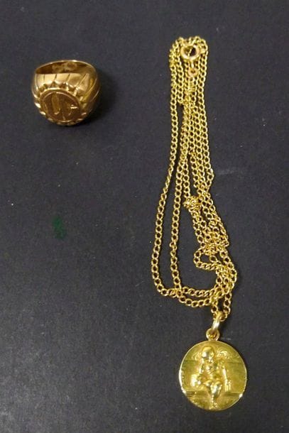 Lot de bijoux en or (18K) comprenant une médaille et sa chaine et une chevalière. Poids 13.9 g