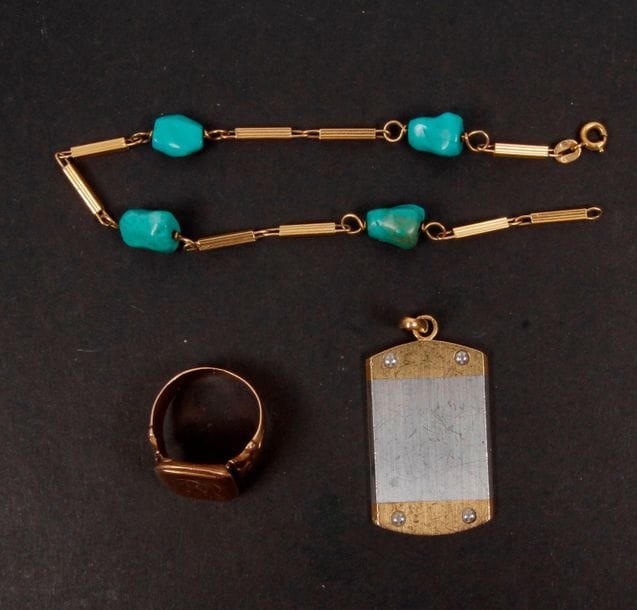 Lot de 3 bijoux en or (18K) Poids brut : 19,4 g
- une chevalière (5,2 g)
- un bracelet avec turquoises
- un pendentif plaque en fer monté sur or.(9,7 g)