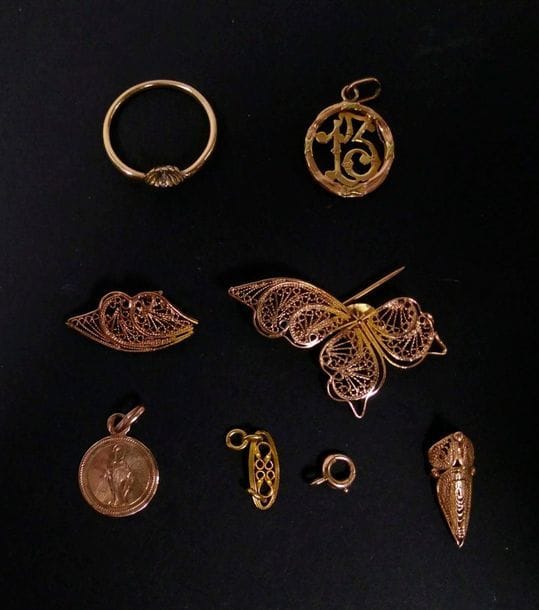 Lot de bris et médaille en or (18K)(Poids: 3,5 g) et bris d'or (16K)(Poids : 4,9 g).