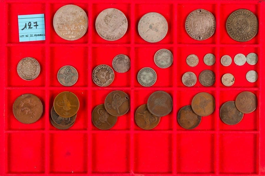LOT de 11 monnaies en argent. poids : 153 g.
ROYAUME DE HEJAZ et NEJD : 2 pièces datées 1346AH (=1927AD), riyal et demi-riyal, 
2 pièces datées 1348AH (=1929AD), riyal et demi-riyal, KM.12 et 11.
ROYAUME D'ARABIE SAOUDITE : 6 pièces de 1 riyal 1354AH (=1935AD) 
et 1 pièce datée 1370AH (=1950AD), KM.18