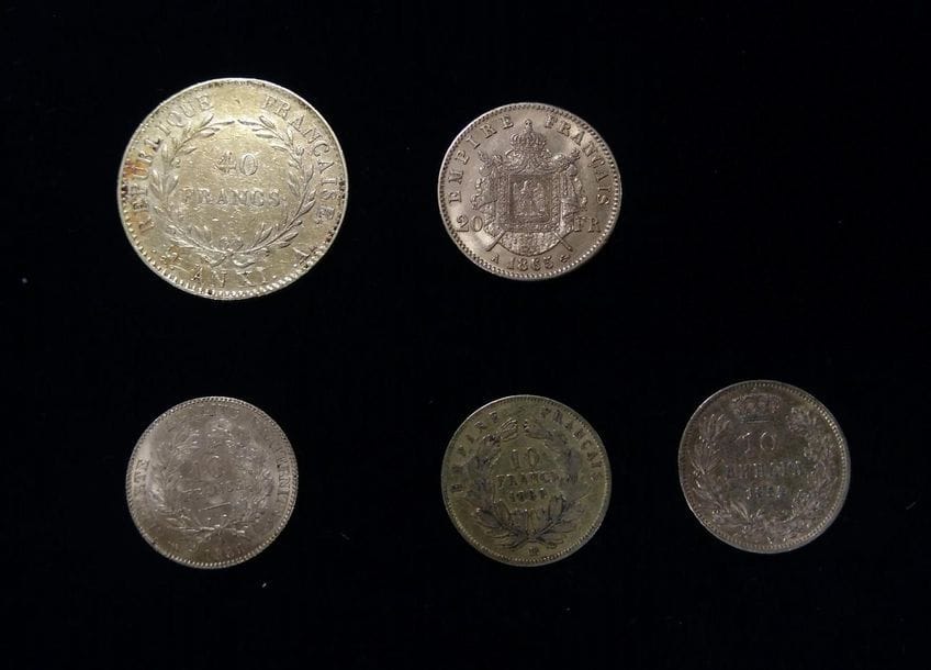 Lot de 4 pièces en or françaises :
- 1 pièce de 40 Francs en or. Type Bonaparte 1er Consul. An XI A
- 1 pièce de 20 Francs en or. Type Napoléon III Lauré. 1865 A
- 2 pièces de 10 Francs en or. Type Cérès (1899 A) et Napoléon III non Lauré (1860 BB).
On joint 1 pièce de 10 Dinars. Serbie. Milan 1er - 1882 V
