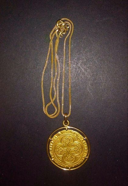 1 monnaie royale en or (22K) montée sur chaine en or (18K). Poids : 12,7 g
Longueur chaïne : 44 cm