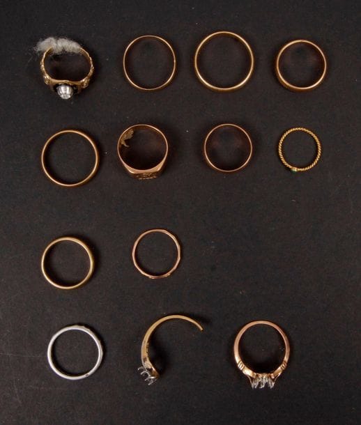 Lot d'or (majoritairement 18 K). Poids brut : 40,4 g
6 alliances, une chevalière lettrée,  3 bagues et 2 montures ou partie.
On joint une alliance américaine en platine. Poids brut: 2,23 g