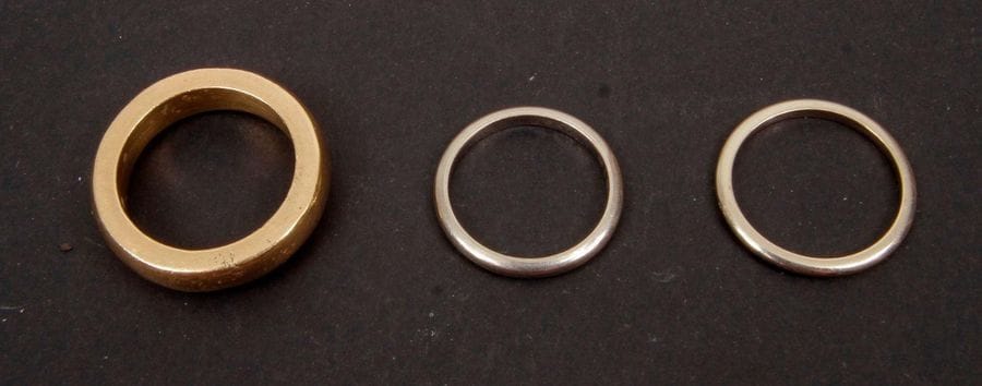 2 rings in white gold (18K) and one large ring in yellow gold (18K). Weight: 17.8 g