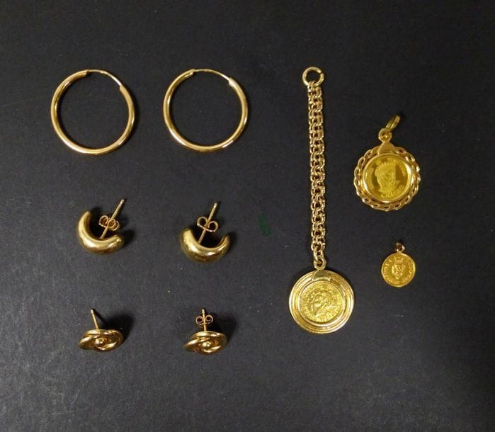 Lot de bijoux en or (majoritairement18K).Poids brut: 15.2 g
3 paires de boucles d'oreilles et 3 pièces (2 vénézueliennes, 1 mexicaine)(22K) montées en pendentifs.