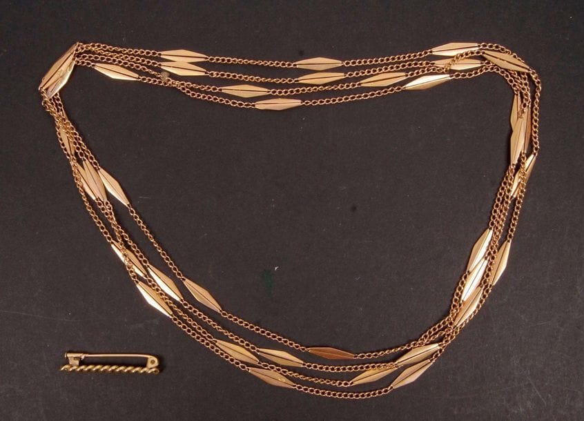Sautoir en or rose (16K)(Longueur : 174 cm). Poids : 26,8 g
On joint 1 épingle bébé en plaqué or.