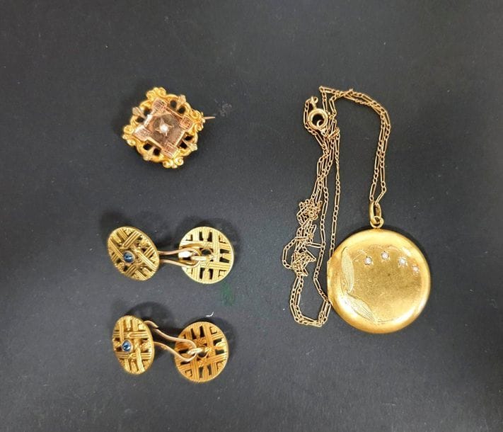 Lot de bijoux en or (18K) Poids brut : 16,4 g
Une chaine et un pendentif "muguet" (cadre ouvrant), une paire de boutons de manchettes avec centre bleu, une broche avec petite perle en son centre.