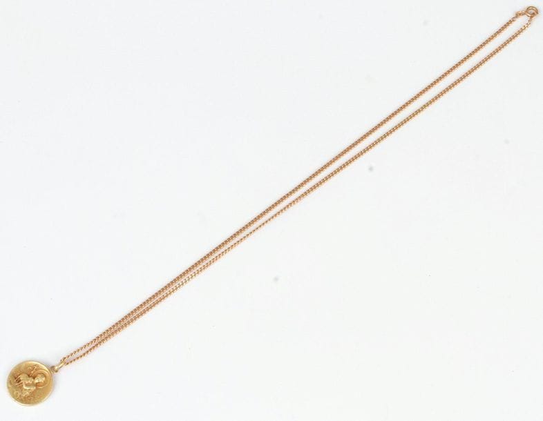 Chaîne et médaille religieuse en or (18K).
 Poids brut : 9,6 g