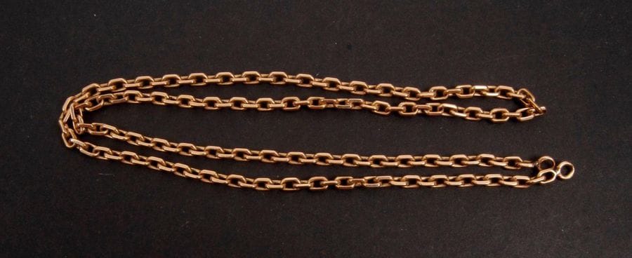 Gold chain with cubic links (18K). Weight: 21.2 g
Length: 50 cm; no clasp. 