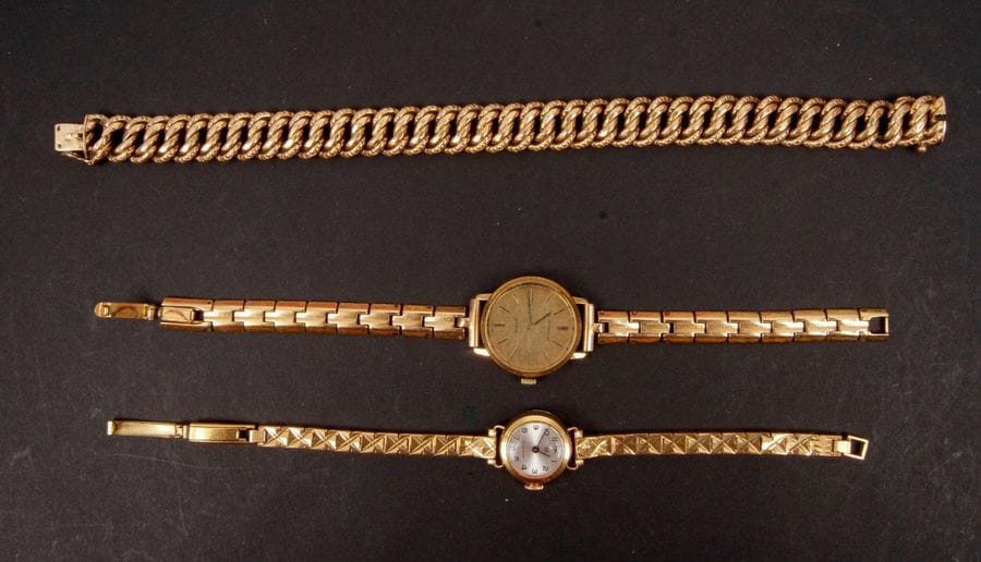 Bracelet gourmette en or (18K). Poids : 25,1g
On joint 1 montre LONGINES et 1 montre LIP en métal doré.