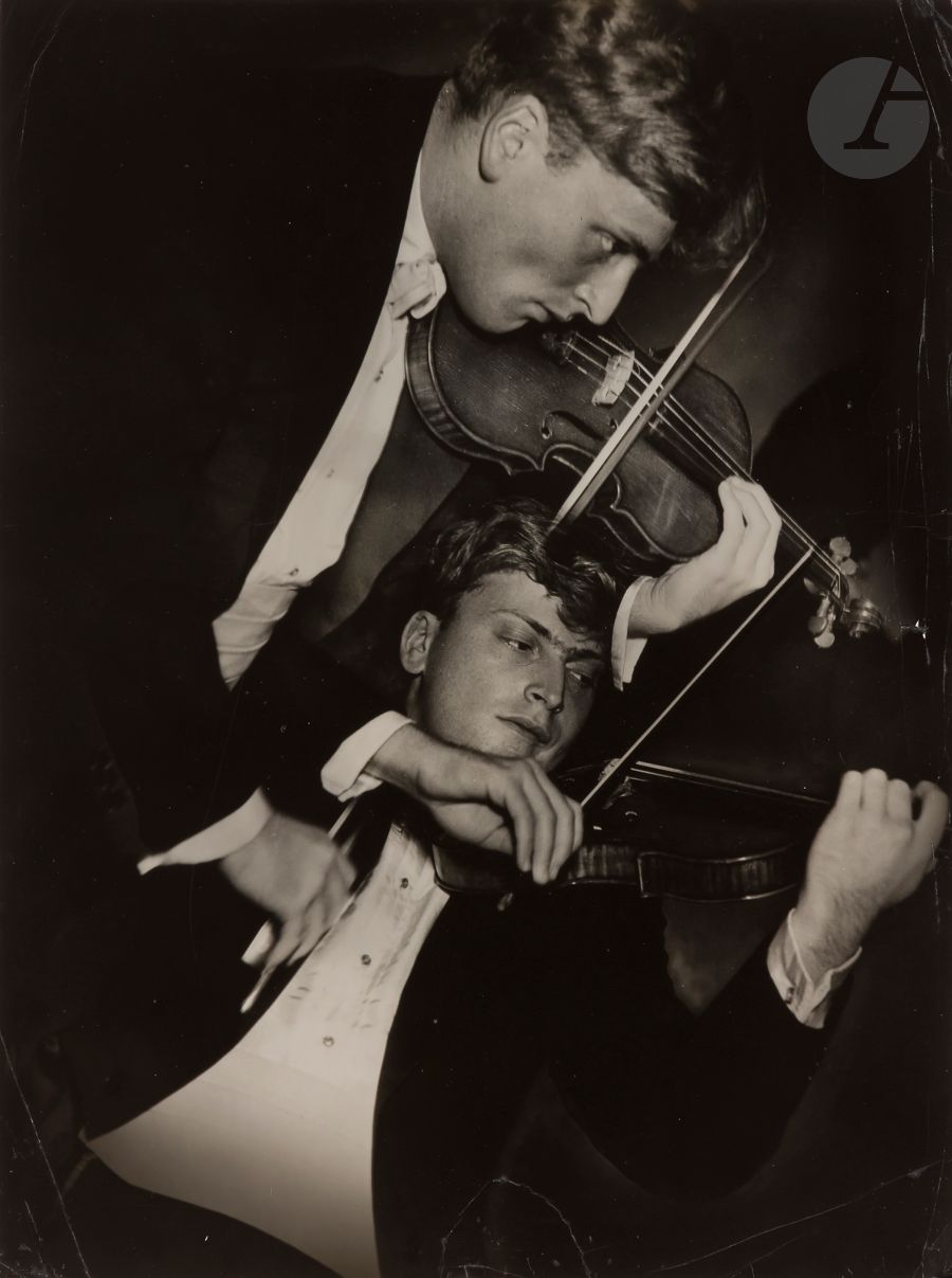 [PHOTOGRAPHIE] 
Yehudi MENUHIN (1916-1999), violoniste américain
Tirage argentique d’époque. Tampon du photographe Midori au verso. Petits plis sur les bords. 
34 x 27 cm

Enfant prodige qui se produit dès 1927 au Carnegie Hall, Yehudi Menuhin est considéré comme l’un des plus grands violonistes du XXe siècle. 

Mots clés :
judaïca, juif, juive, hébreux, rabbins, jewish, torah, hebrew, hebraica, judaisme, synagogue, sionisme, pessah, pessach, haggada, haggadah, hagada, hagadah, passover, menora, menorah, hannuka, hannuca, hannoucca, hanouccah, torah, juden, israélite, Israël, antisemitism, antisémitisme, dreyfus, meguila, sepharade, sefarad, ketouba