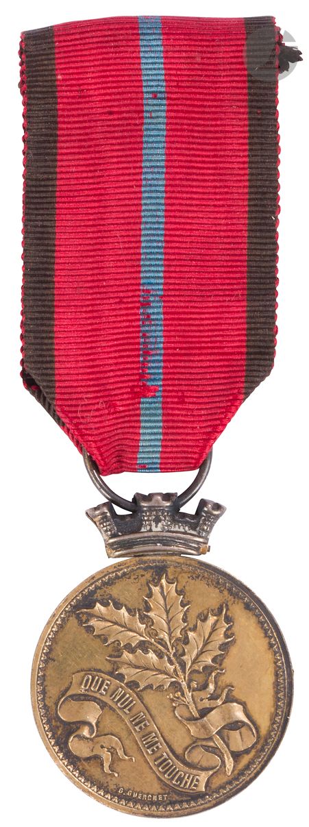 [MÉDAILLE] 
Médaille de la Société des Volontaires 1870-1871 dite « à la branche de houx » en argent. Attribuée à « ISIDOR Gd Rabbin de France ». Poinçon « argent » sur la tranche. Ruban ancien légèrement effrangé. 
Diamètre : 28 mm - Poids brut : 10 g
Très bel état.

Isidore Lazare, grand rabbin de France de 1867 à sa mort en 1888, est resté célèbre pour son opposition au serment More Judaico qui lui valut un procès qu’il gagna. Il obtint ainsi l’abolition de ce serment discriminatoire. 
Cette médaille illustre un autre aspect de sa personnalité. Comme beaucoup de juifs français et par reconnaissance, il s’engage pour défendre la nation. Les archives israélites du 1er août exhortent ainsi les Israélites à donner leur concours à la patrie en danger au nom « de la civilisation et de la démocratie » car « c’est le drapeau tricolore qui a promené dans le monde les grandes idées de justice et de fraternité humaine, de liberté des cultes et d’égalité des consciences ». 

Mots clés :
judaïca, juif, juive, hébreux, rabbins, jewish, torah, hebrew, hebraica, judaisme, synagogue, sionisme, pessah, pessach, haggada, haggadah, hagada, hagadah, passover, menora, menorah, hannuka, hannuca, hannoucca, hanouccah, torah, juden, israélite, Israël, antisemitism, antisémitisme, dreyfus, meguila, sepharade, sefarad, ketouba