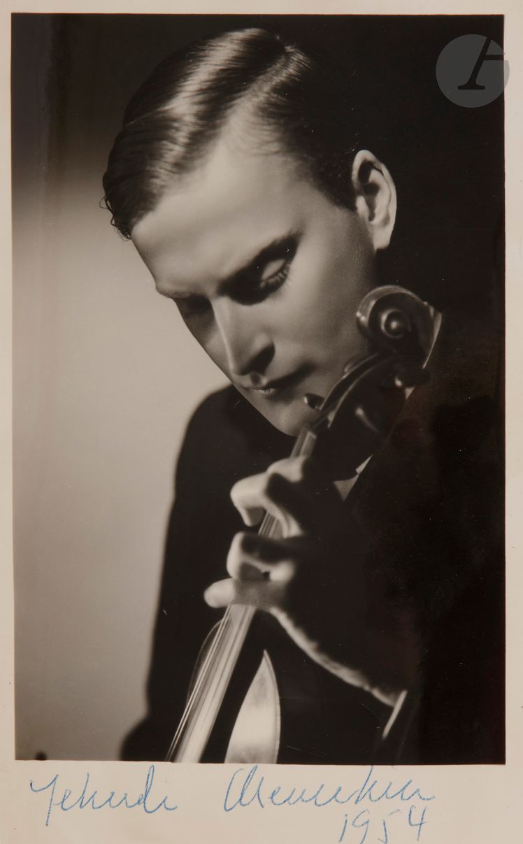 [PHOTOGRAPHIE] 
Yehudi MENUHIN (1916-1999), violoniste américain
Tirage argentique d’époque. Il porte la signature autographe de Yehudi Menuhin au recto et la date de 1954. 
18 x 11 cm

Enfant prodige qui se produit dès 1927 au Carnegie Hall, Yehudi Menuhin est considéré comme l’un des plus grands violonistes du XXe siècle. 

Mots clés :
judaïca, juif, juive, hébreux, rabbins, jewish, torah, hebrew, hebraica, judaisme, synagogue, sionisme, pessah, pessach, haggada, haggadah, hagada, hagadah, passover, menora, menorah, hannuka, hannuca, hannoucca, hanouccah, torah, juden, israélite, Israël, antisemitism, antisémitisme, dreyfus, meguila, sepharade, sefarad, ketouba
