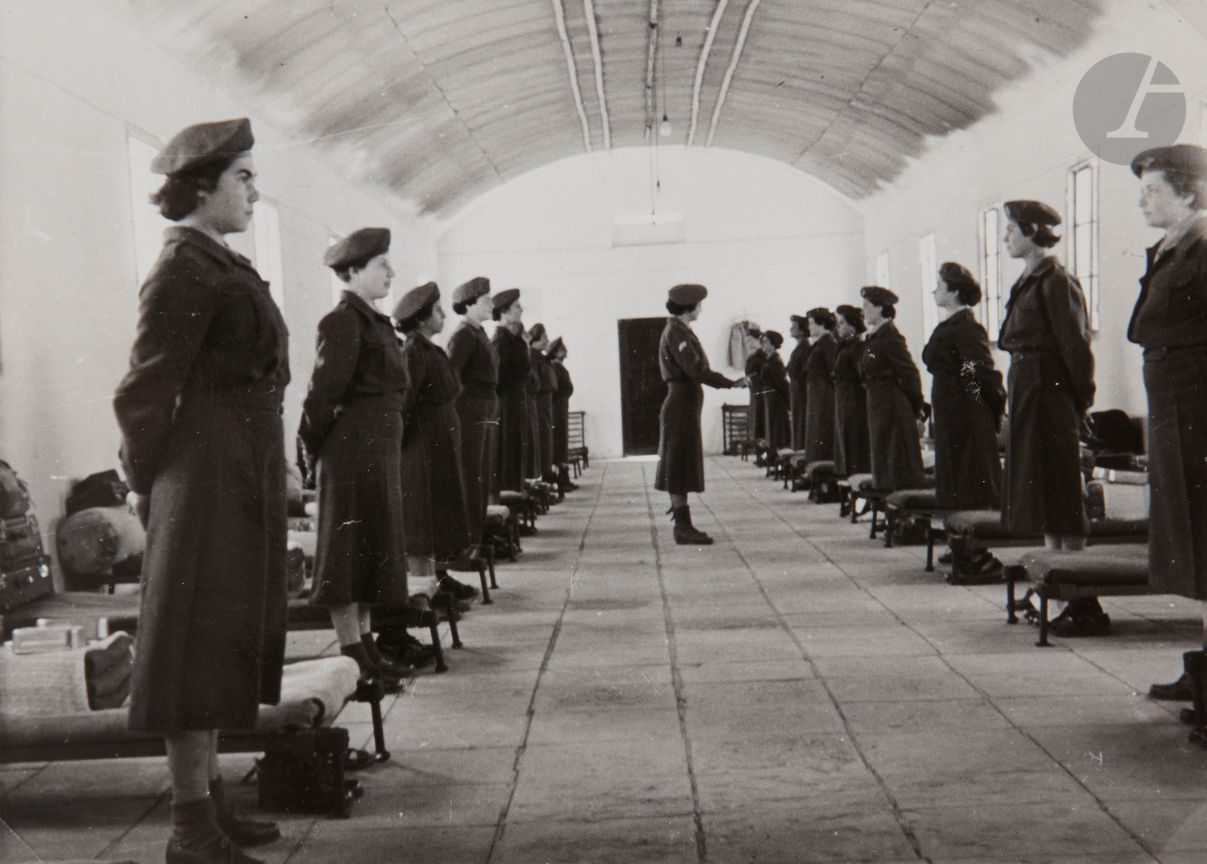 [PHOTOGRAPHIE - ISRAËL] 
Femmes dans l’armée Israélienne
Ensemble de plus de 50 épreuves argentiques, circa 1948. 
8 x 6 cm (52), 8 x 12 cm (1) 
Dans un album oblong en simili cuir brun. 
Cet album offre la particularité de représenter principalement des femmes de l’armée israélienne. Israël fut un des premiers pays à intégrer les femmes dans son armée. 

Mots clés :
judaïca, juif, juive, hébreux, rabbins, jewish, torah, hebrew, hebraica, judaisme, synagogue, sionisme, pessah, pessach, haggada, haggadah, hagada, hagadah, passover, menora, menorah, hannuka, hannuca, hannoucca, hanouccah, torah, juden, israélite, Israël, antisemitism, antisémitisme, dreyfus, meguila, sepharade, sefarad, ketouba
