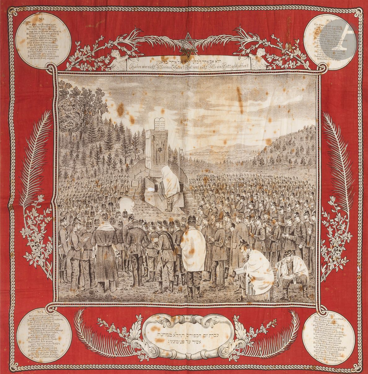 [METZ] Prières de Kippour des soldats allemands en 1871 sur le champ de bataille devant Metz 
Tissu décoratif imprimé en rouge et noir. Texte en hébreu et en allemand. 
67 x 69 cm 
(Nombreuses taches, 3 petits trous). 

La scène représente des soldats juifs de l’armée allemande, rassemblés pour les prières de Kippour. Ils sont en plein air, réunis autour du ministre-officiant et de l’arche de la Torah. Ils sont en uniformes, armés et pour certains portent le Tallit. Un cartouche en partie supérieure porte le texte suivant en hébreu et en allemand : « N’avons-nous pas le même père, un seul dieu nous a créés. ». Aux quatre coins, un texte explicatif en allemand. 
Ce tissu a une grande importance historique. Il décrit la scène incroyable de juifs rassemblés pour prier en pleine guerre. Qui plus est, le titre donné à cette scène rappelle que cette guerre stupide fait combattre des frères. En effet, les juifs allemands combattaient pour l’Allemagne, tandis que les juifs de Metz combattaient pour la France. 

Mots clés :
judaïca, juif, juive, hébreux, rabbins, jewish, torah, hebrew, hebraica, judaisme, synagogue, sionisme, pessah, pessach, haggada, haggadah, hagada, hagadah, passover, menora, menorah, hannuka, hannuca, hannoucca, hanouccah, torah, juden, israélite, Israël, antisemitism, antisémitisme, dreyfus, meguila, sepharade, sefarad, ketouba