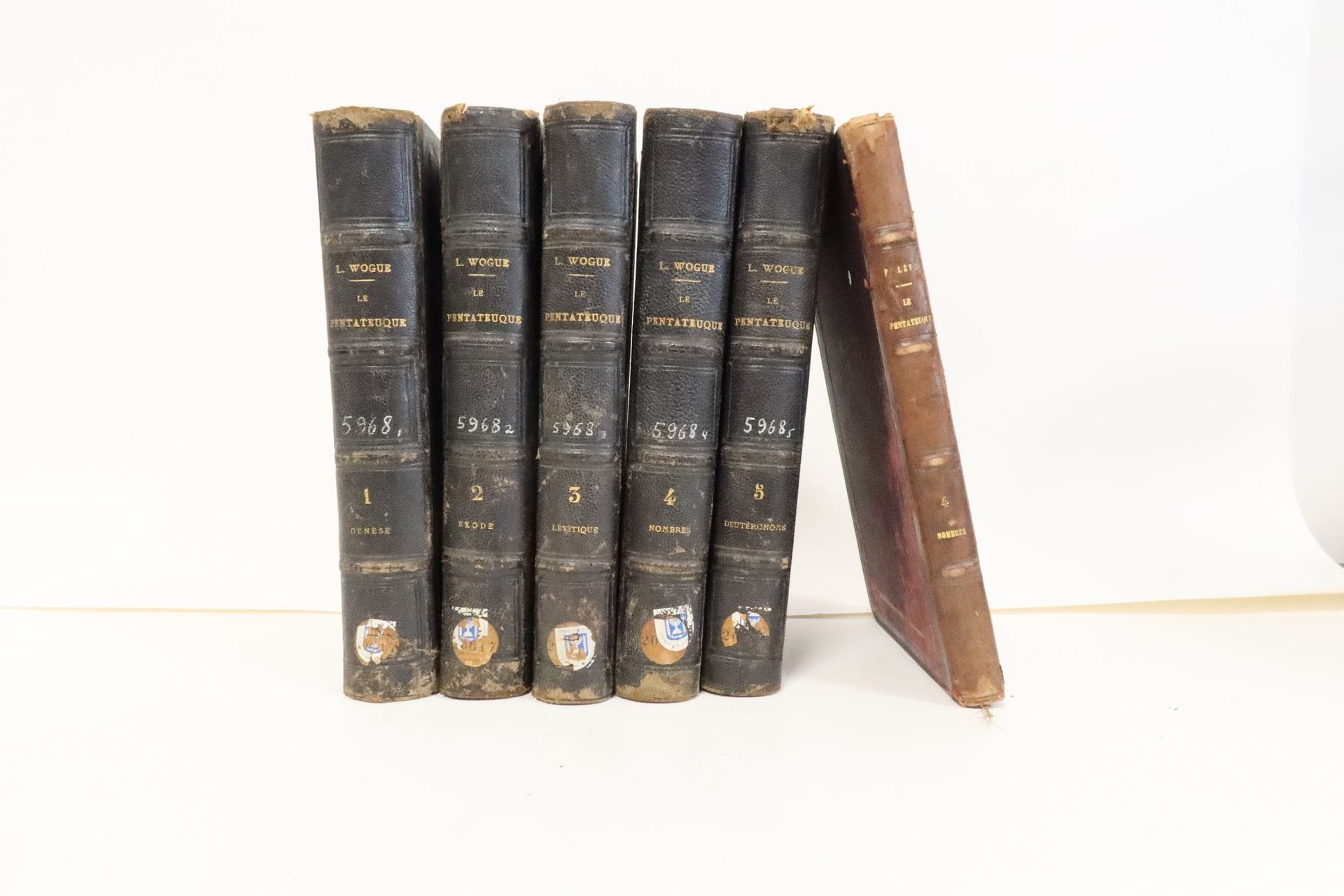 [BIBLE] 
Lazare WOGUE, Le Pentateuque ou les 5 livres de Moïse, traduction nouvelle avec le texte hébreu ponctué et accentué d’après les meilleures éditions. Paris, E. Durlacher, 1860-69. 5 tomes in-4. Reliure demi-maroquin. Dos à nerfs, tranches dorées. Exemplaire de bibliothèque en modeste condition (reliures défraîchies, coiffes endommagées, cachets de bibliothèque). 
Il s’agit probablement de la traduction du pentateuque la plus importante du XIXe siècle. Les notes du rabbin Wogue, explicatives, grammaticales et littéraires restent jusqu’à ce jour essentielles pour la compréhension et l’analyse du texte biblique. 
On joint : 
Frédéric LEVY, Nouvelle traduction française du Pentateuque et des Haphtarots tome quatrième. Metz, 1856. Reliure demi-cuir défraîchie.

Mots clés :
judaïca, juif, juive, hébreux, rabbins, jewish, torah, hebrew, hebraica, judaisme, synagogue, sionisme, pessah, pessach, haggada, haggadah, hagada, hagadah, passover, menora, menorah, hannuka, hannuca, hannoucca, hanouccah, torah, juden, israélite, Israël, antisemitism, antisémitisme, dreyfus, meguila, sepharade, sefarad, ketouba