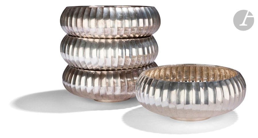 PORTUGAL - PORTO XXe siècle
Quatre corbeilles en argent 925 ‰ circulaires reposant sur un piédouche et repoussées de godrons.
Orfèvre : TOPAZIO
Poids : 2520 g - diamètre : 23 cm