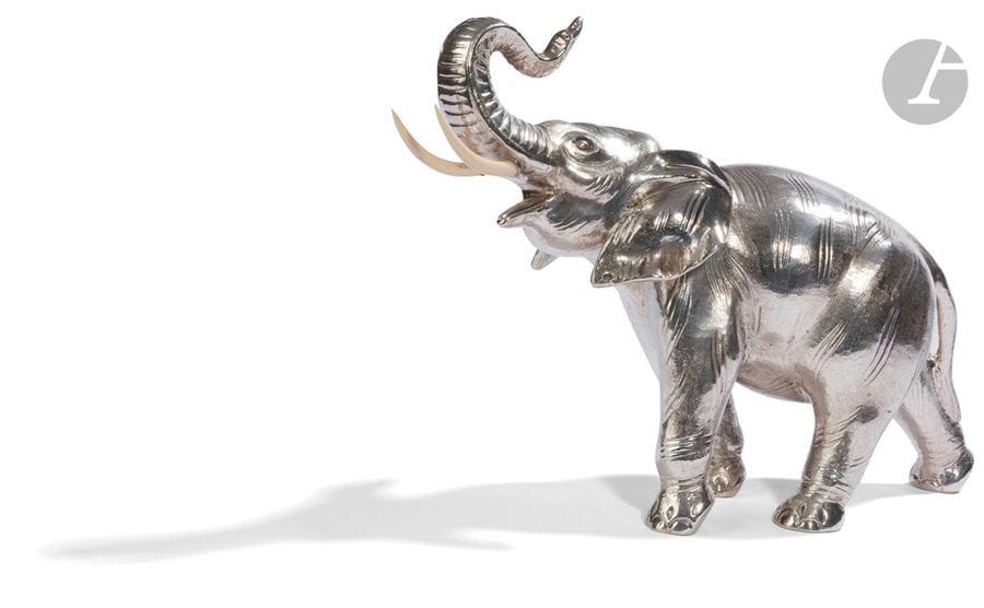 PORTUGAL - PORTO XXe siècle
Éléphant au naturel en argent 925 ‰, il est représenté la trompe relevée, barrissant.
Orfèvre : TOPAZIO
Poids brut : 985 g - longueur : 29 cm - hauteur : 24 cm