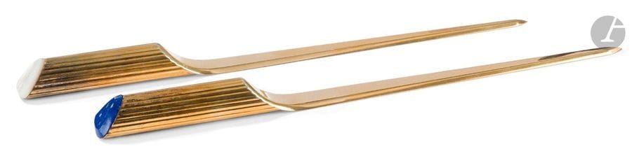 Deux coupe-papiers en vermeil 925 ‰, rehaussés d’un bouton en nacre et lapis.
Gravés sur la lame : ALEXANDRE REZA 23 PLACE VENDOME PARIS
Poids brut : 201,70 g - longueur : 27,2 cm