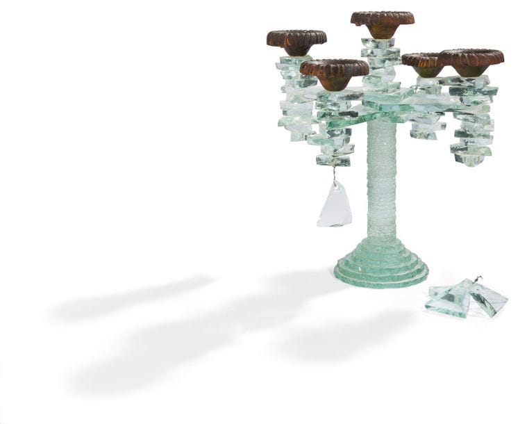 MARCOVILLE [French] (born 1939) 
Candlestick with four arms and five bobbins made of cut and cut glass, the bobbins shot-blasted with oxidized steel. Signed under the
 base. 

(The 4 papillae to be refixed. Shards

). 

Height: 38 cm - Width: 36 cm

