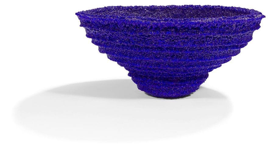 Carl VAN HEES [néerlandais] (né en 1964) 
Grande coupe en verre granulé, compacté et moulé, de couleur vert pomme. Monogrammé "C" sous la base. 
Hauteur : 18 cm - Diamètre : 40 cm