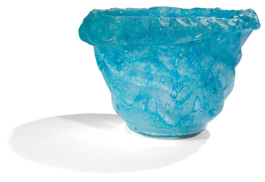 Zakaria Sadek EL-KONANI [égyptien] (né en 1920) 
Grande coupe en pâte de verre bullé moulé dans le sable, dans les tons turquoise et bleu. Signée sous la base, circa 1999.
Hauteur : 17 cm - Diamètre : 25 cm