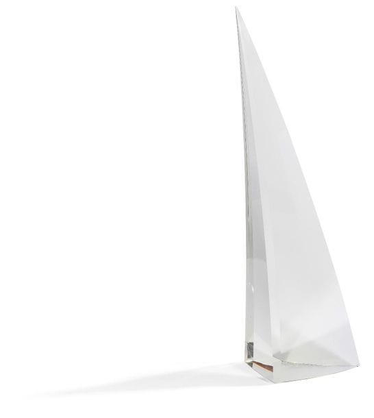 Andrej JAKAB [slovaque] (né en 1950) 
Aileron
Sculpture en verre optique fusionné, taillée et polie, la base légèrement convexe. Signée et datée 1985 sous la base. 
(Eclat à un angle, rayures).
Hauteur : 58 cm - Largeur : 20 cm - Profondeur : 11 cm