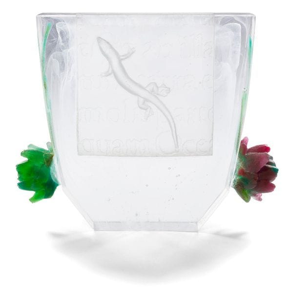 Antoine LEPERLIER [français] (né en 1953)
Trois Règnes -  Prix de l’intelligence de la main Bettencourt-Schueler en 2001
Vase en pâte de verre à la cire perdue de forme rectangulaire aplatie, à décor de salamandre sur fond calligraphié. Deux cabochons « artichauds » ornent les côtés. Signé et numéroté 20112-10 1/1 sous la base. 
Hauteur : 29 cm - Largeur : 36 cm - Profondeur : 9 cm