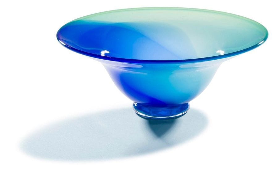 Martine DURAND-GASSELIN [français] (née en 1959)
Petite coupe sur talon en verre soufflé dans les tons vert et bleu. Signée, datée 1992 et située à Saint Méloir sous la base. 
Hauteur : 7 cm - Diamètre : 17 cm