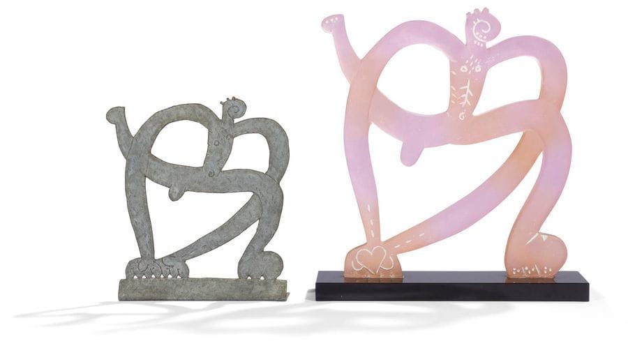 Paella CHIMICOS [français] (né en 1962) 
L'Amoureux
Sculpture en pâte de verre rose posée sur un socle en marbre noir. Editée par DAUM, signée et numérotée 1/EA sur le socle. 
Hauteur : 30 cm - Largeur : 28 cm. 

On y joint : une sculpture en métal de composition identique, signée et dédicacée.
