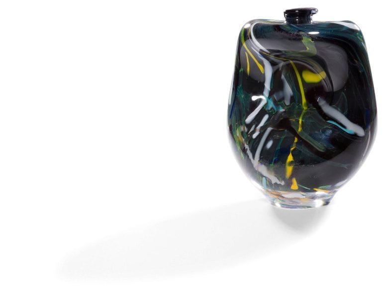 Pedro VELOSO [français] (né en 1965)
Vase en verre soufflé de forme libre à décor abstrait dans les tons noir, jaune et blanc. Signé et daté 1991 sous la base. 
(Usures).
Hauteur : 20 cm - Longueur : 17 cm - Profondeur : 9 cm. 