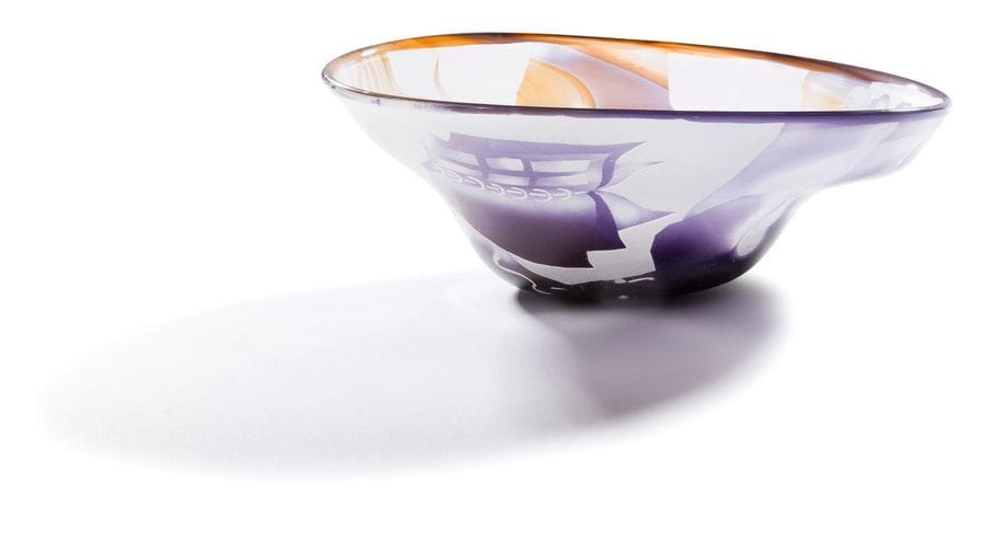 Jean-Paul RAYMOND [francais]  (né en 1948)
Coupe en verre soufflé de forme libre à décor abstrait gravé dans les tons orange et marron. Signée et datée 1985 sous la base. 
Hauteur : 8 cm - Longueur : 23 cm