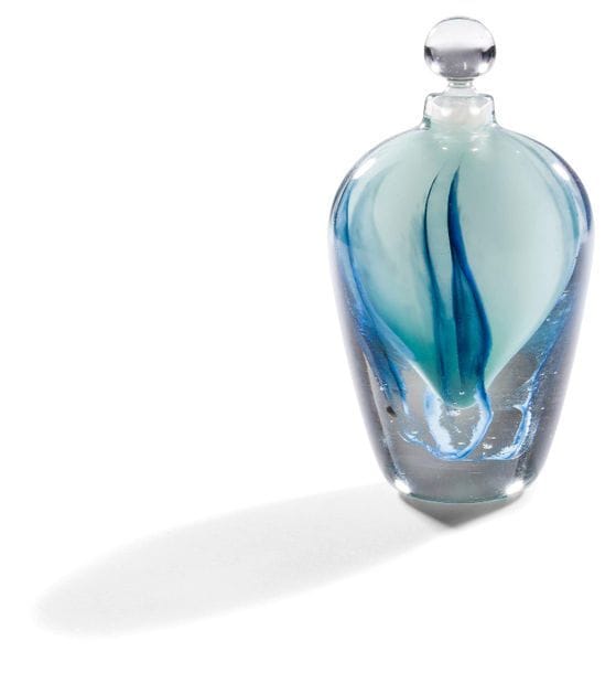 Alain BEGOU [français] (né en 1945)
Flacon en verre soufflé turquoise à décor flammé bleu. Signé et numéroté 683 sous la base. 
Hauteur : 16 cm - Diamètre : 9 cm