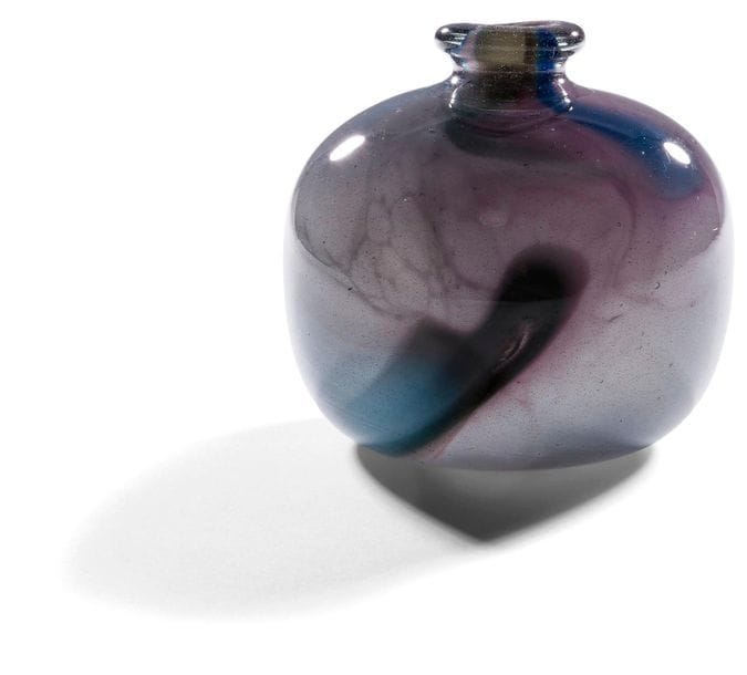 Jean-Pierre UMBDENSTOCK [français] (1950-2011)
Vase en verre soufflé à col étroit dans les tons mauve et bleu. Signé et daté août 1980 sous la base. 
Hauteur : 11 cm - Diamètre : 12 cm