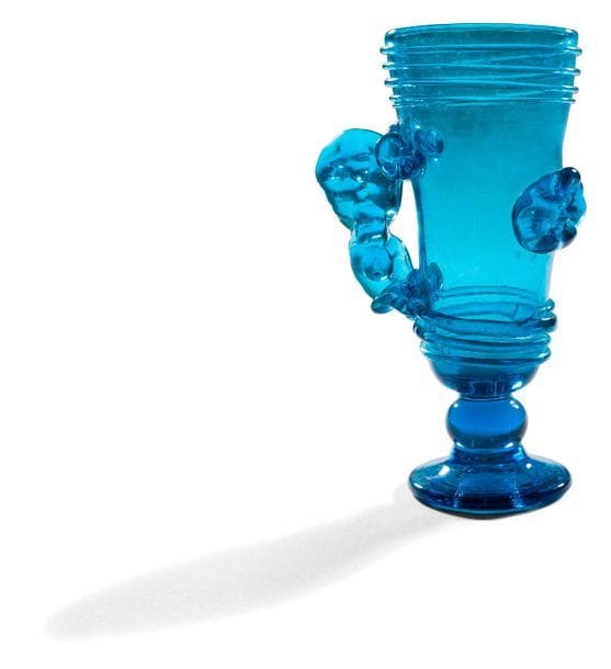 Jean-Paul VAN LITH [français] (né en 1940)
Tasse sur pied en verre soufflé bleu, décor de filets de verre appliqué, signé sous la base. 
Hauteur : 24 cm