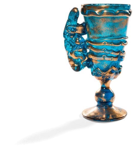 Jean-Paul VAN LITH [français] (né en 1940)
Tasse sur pied en verre soufflé bleu pailleté d'or, décor de filets de verre appliqué. Signé, daté 1986 et situé à Biot sous la base. 
Hauteur : 21 cm