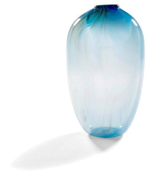 Nicolas MORIN [français] (né en 1959)
Vase en verre soufflé haut refermé dans les tons dégradés de bleus. Signé, daté 31/10/1985 et situé à la verrerie Le Pontil de Dieulefit sous la base. 
Hauteur : 20 cm - Diamètre : 11 cm