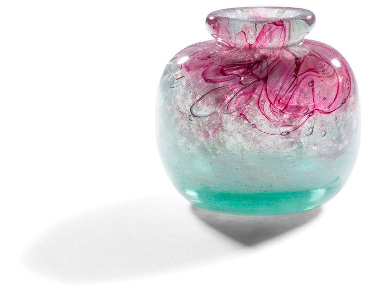 Jean-Paul RAYMOND [français] (né en 1948)
Vase en verre soufflé bullé à col étroit dans les tons turquoise et rose. Signé sous la base. Circa 1980. 
Hauteur : 11 cm - Diamètre : 11 cm