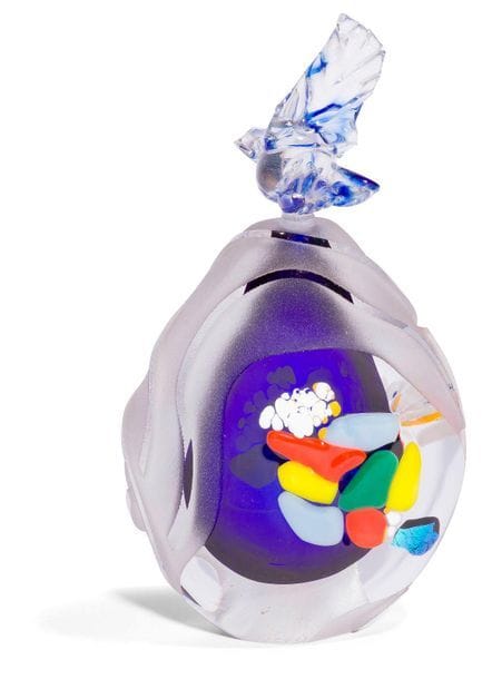 Régis et Gisèle FIEVET [français] (nés en 1948 et 1951)
Flacon en verre soufflé de forme ovale aplatie, à décor intercalaire polychrome sur fond bleu marine, partiellement gravé au sable. Bouchon en croix transparent teinté bleu. Signé et daté 1996 à la base. 
Hauteur : 20 cm - Longueur : 11 cm - Profondeur : 4 cm